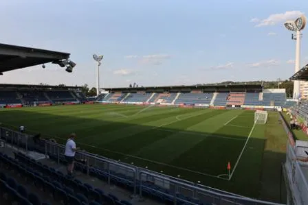 Luftaufnahme des Městský fotbalový stadion Miroslava Valenty, der Heimspielstätte des 1. FC Slovácko.