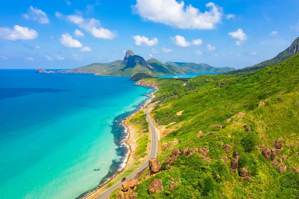 Luftaufnahme von Con Son (auch Con Lon genannt), der Hauptinsel des Con Dao-Archipels