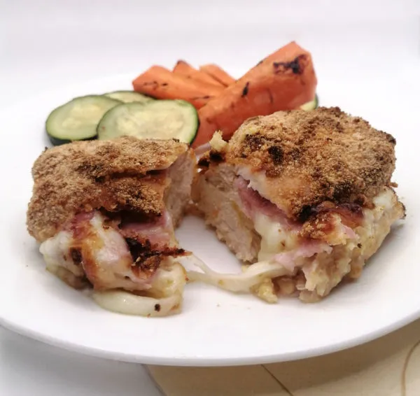 Luftfrittiertes Hähnchen Cordon Bleu, appetitlich angerichtet