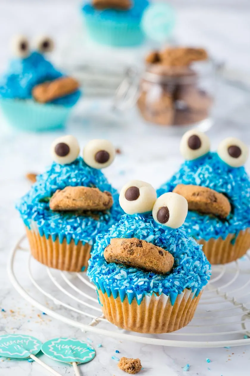 Lustige Krümelmonster-Muffins mit blauen Kokosflocken und Chocolate Chip Cookies