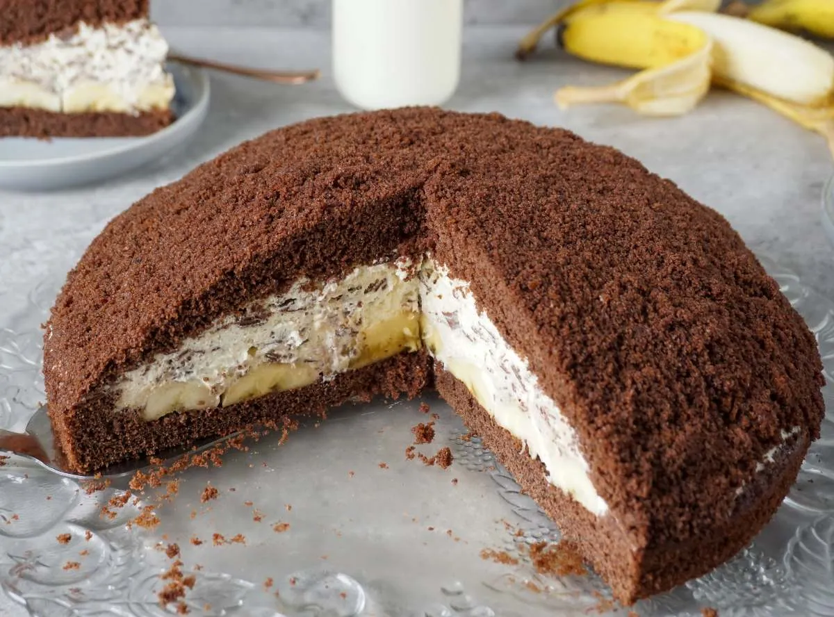 Lustiger Maulwurfkuchen mit saftigem Bananenkern und Schokostreuseln, beliebt bei dreijährigen Kindern.