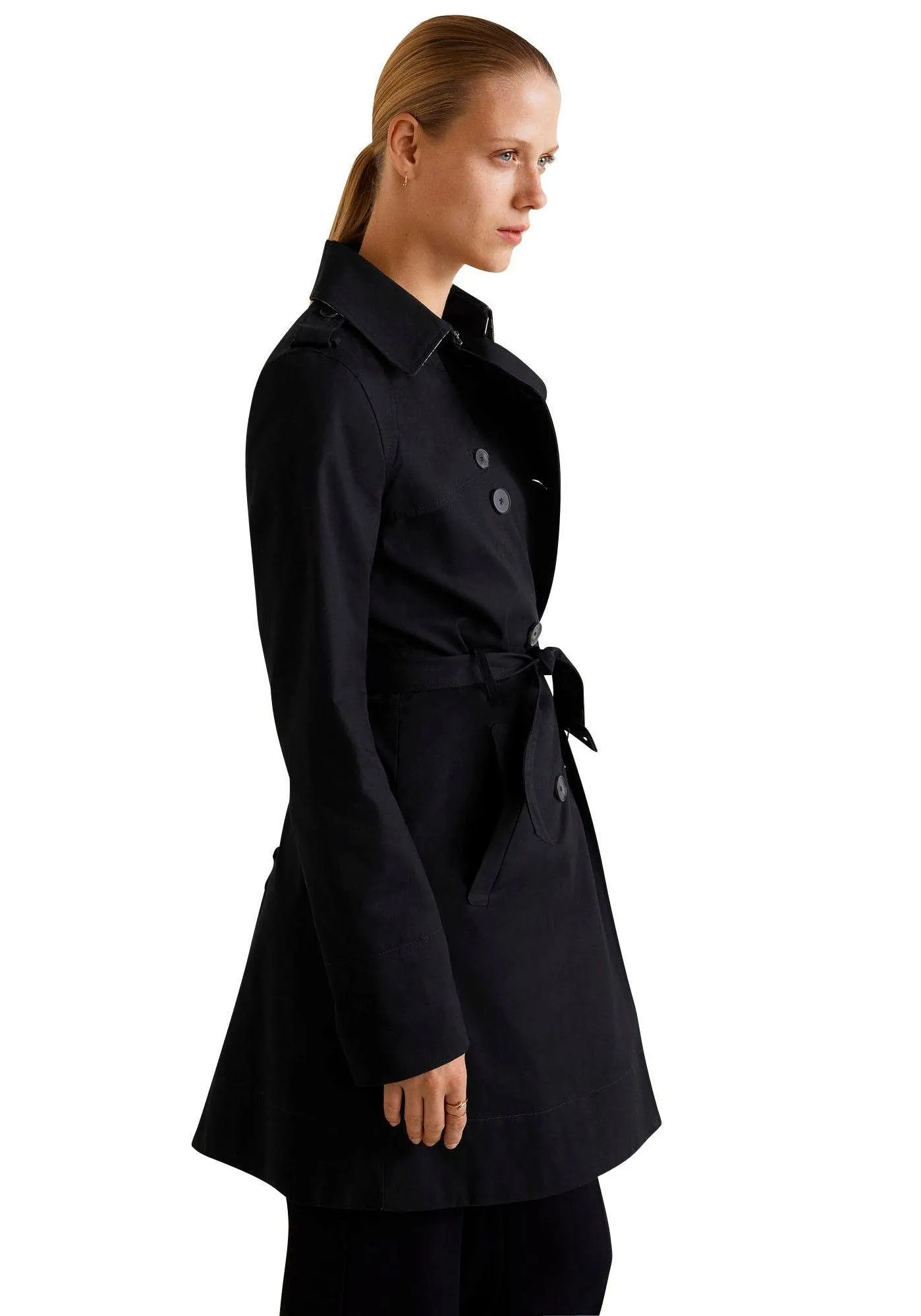 Luxuriöse Spüle mit doppeltem Becken und geräumigem Unterschrank