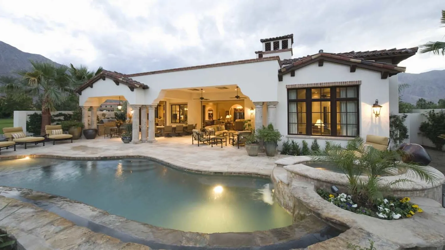 Luxuriöses Ferienhaus mit Swimmingpool und Bergkulisse, als Beispiel für Vermögenswerte, die im Todesfall Erbschaftsteuer auslösen können.