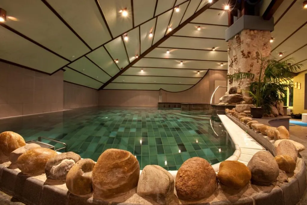 Luxuriöses Schlafzimmer in einem Zimmer der Grand Deluxe Plus Klasse im Ringhotel Köhlers Forsthaus