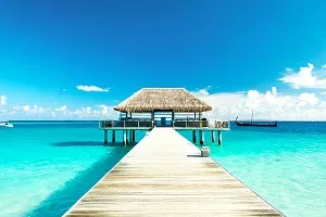 Luxusresort auf den Malediven mit Blick auf das türkisfarbene Meer