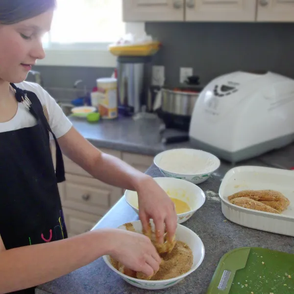 Lydia paniert sorgfältig das gefüllte Hähnchen Cordon Bleu