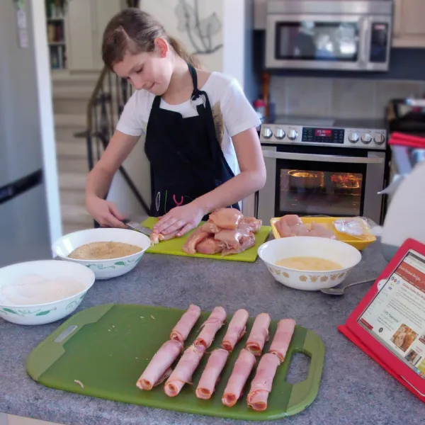 Lydia rollt Schinken und Käse für die Füllung des Hähnchen Cordon Bleu