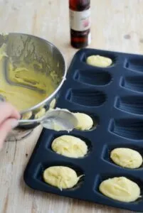 Madeleines Madeleineteig In Die Madeleinebackform Geben 201x300