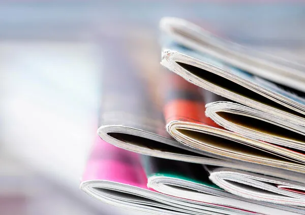 Magazin ARTISET - Titelbild mit Menschen und Text "Magazin ARTISET"