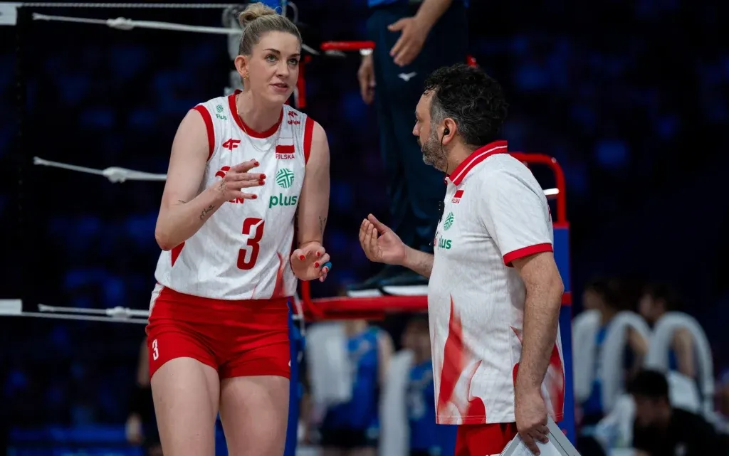 Magdalena Stysiak (Polen) und Trainer Stefano Lavarini besprechen Taktik während der Frauen-Volleyball-Weltmeisterschaft.