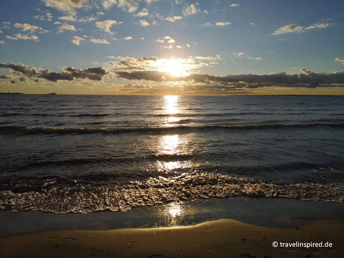 Magischer Sonnenaufgang über der Ostsee in Scharbeutz, ein friedlicher Beginn für Unternehmungen an der Küste Schleswig-Holsteins.