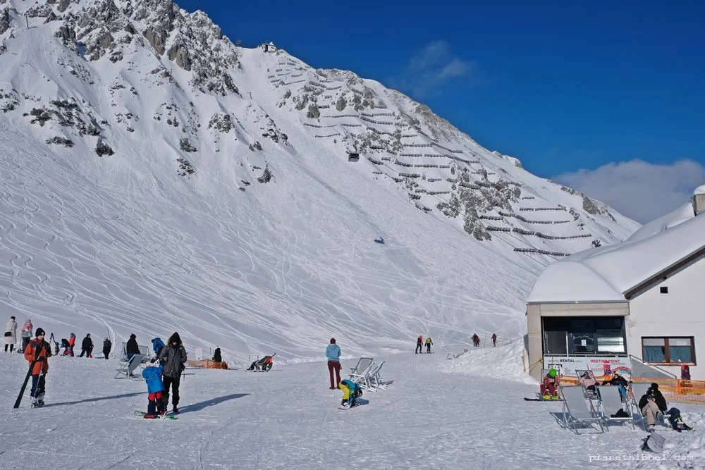 Majestätische Bergkulisse mit Tiefschnee und blauem Himmel