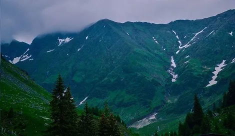 Majestätische Berglandschaft in den Karpaten Rumäniens, ein beliebtes Reiseziel für Studenten