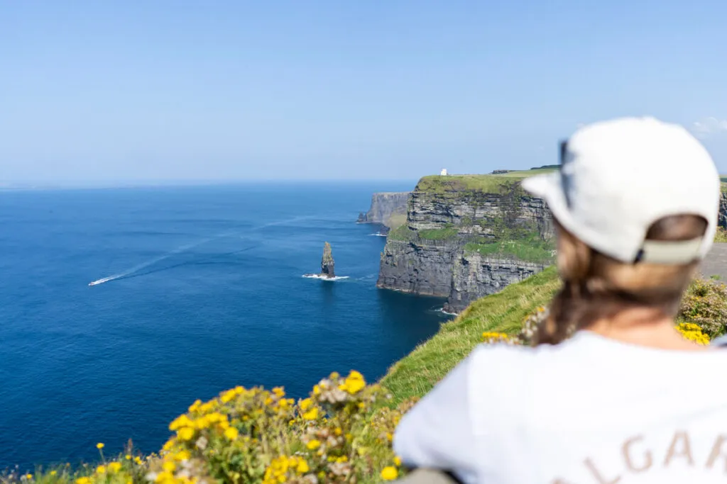 Majestätische Cliffs of Moher in Irland bei sonnigem Wetter