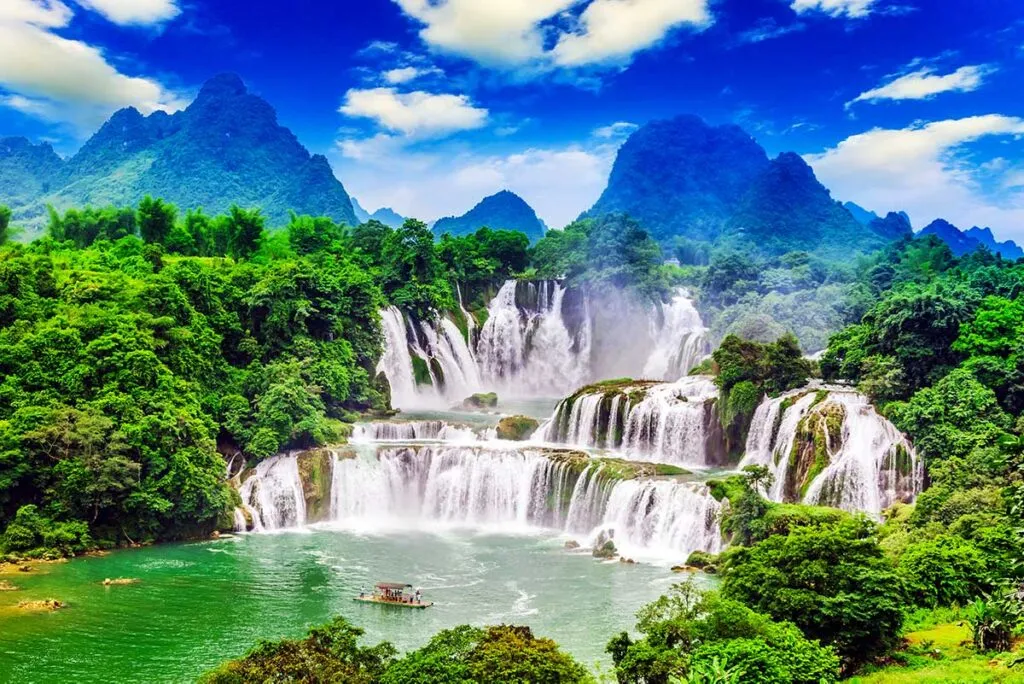 Majestätischer Ban Gioc Wasserfall in Cao Bang an der chinesischen Grenze, ein Naturhighlight Nordvietnams