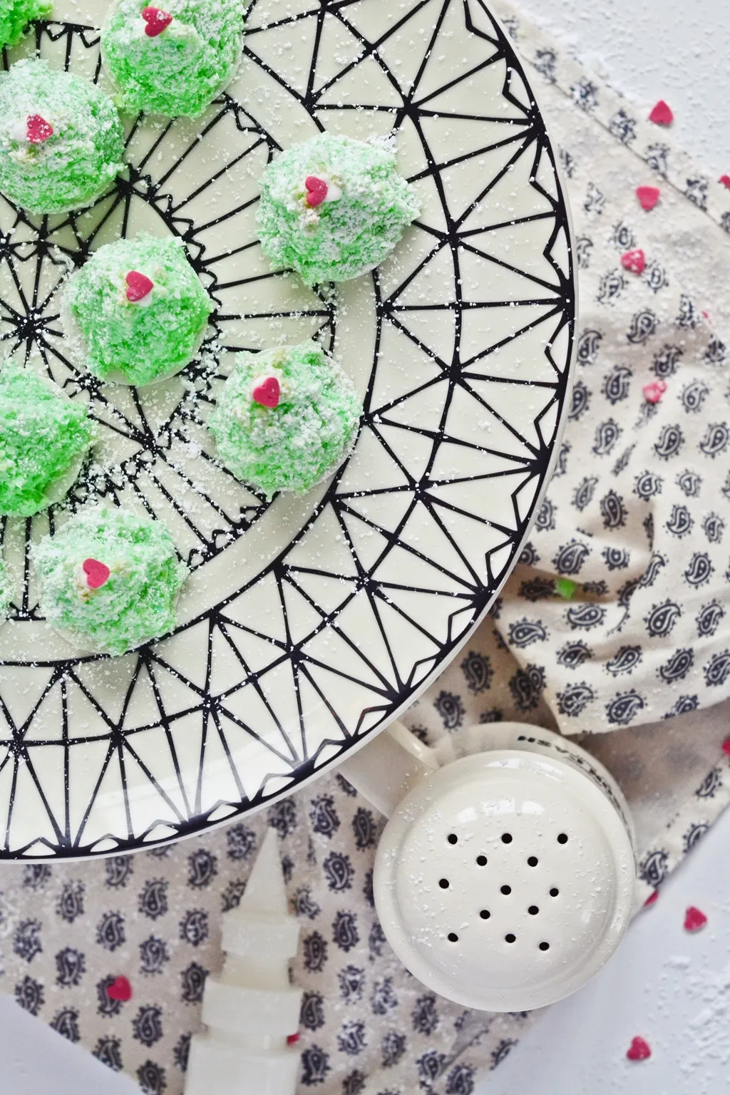 Makronen auf weihnachtlichem Teller