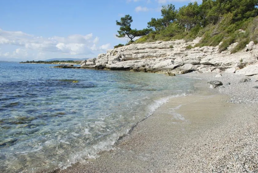Malerische Bucht mit Sandstrand und kristallklarem Wasser in der Nähe von Didim, einem historischen Urlaubsort in der Türkei.