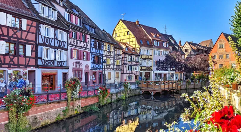 Malerische Fachwerkhäuser am Kanal in Colmar, Elsass, ein beliebtes Ziel für romantische Kurzurlaube, buchbar über spar mit com.