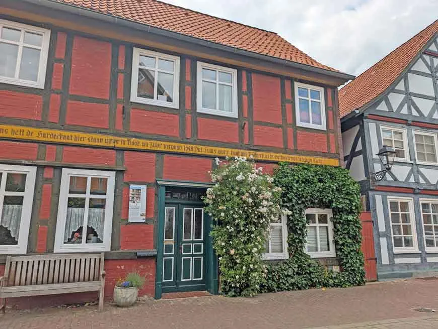 Malerische Fachwerkhäuser in der Altstadt von Hitzacker an der Elbe