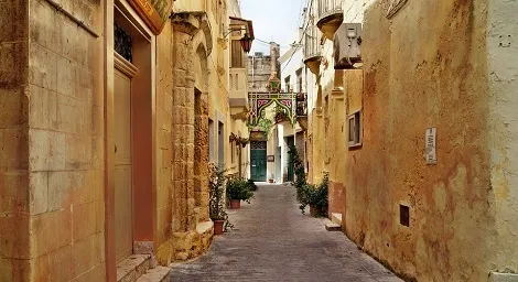 Malerische Gassen in Valletta, Malta, mit historischen Gebäuden und mediterranem Flair, ideal für Studentenreisen