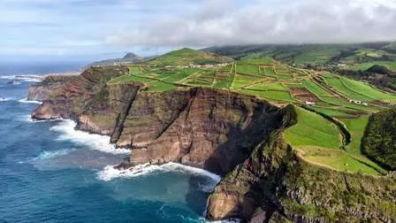 Malerische Klippenlandschaft auf einer der Azoreninseln in Portugal, mit steilen Felsen und Blick auf den weiten Atlantik.