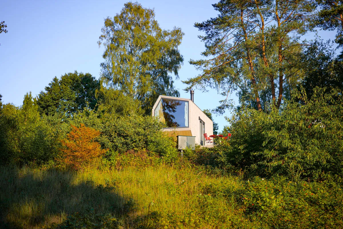 Malerische Seenlandschaft im Herzogtum Lauenburg mit bewaldeten Ufern