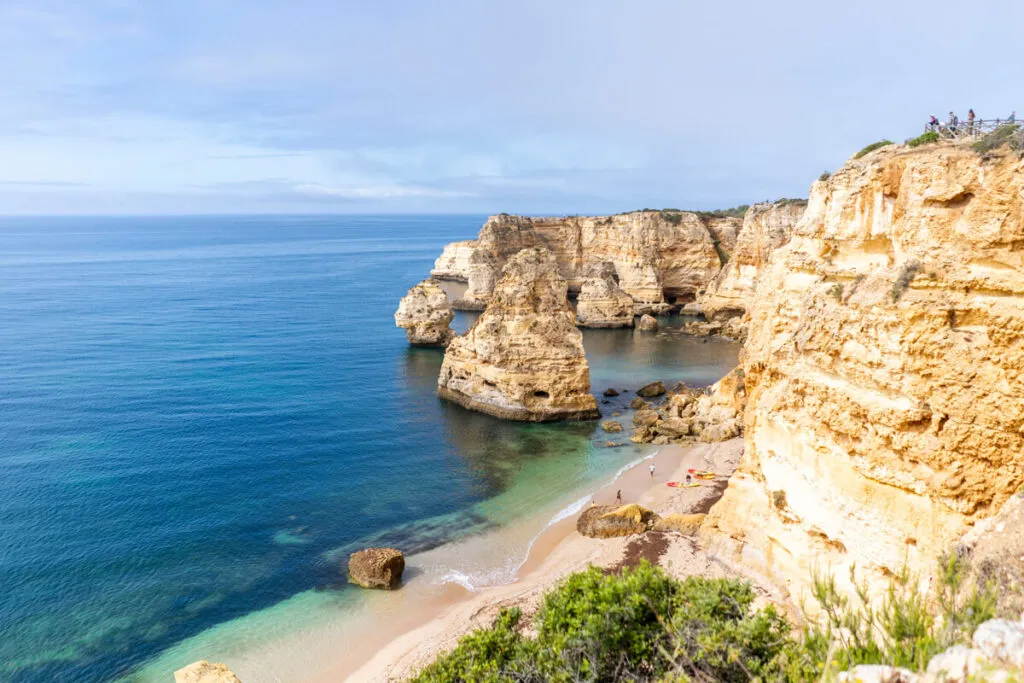 Malerischer Praia da Marinha an der Algarve, Portugal