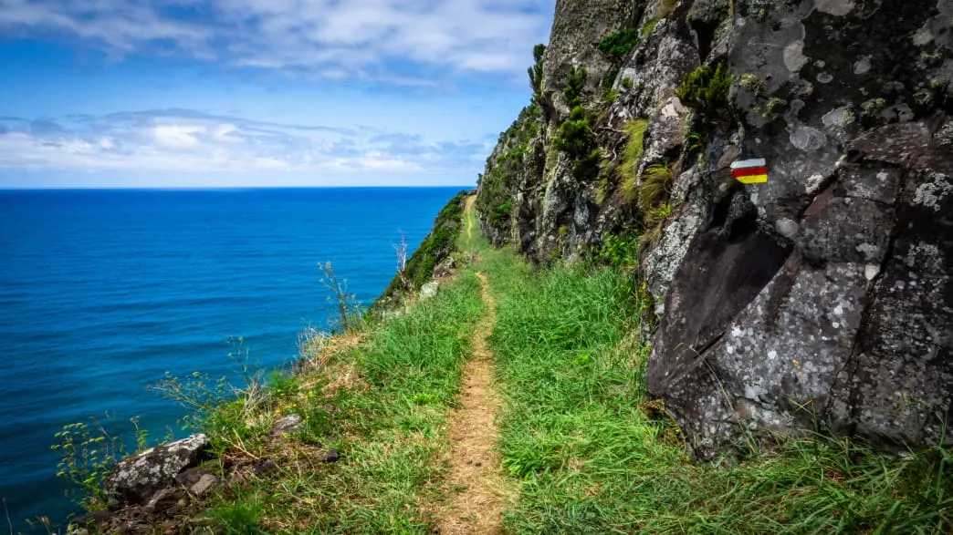 Malerischer Wanderweg entlang der Küste der Azoreninsel Flores, perfekt für Aktivurlauber