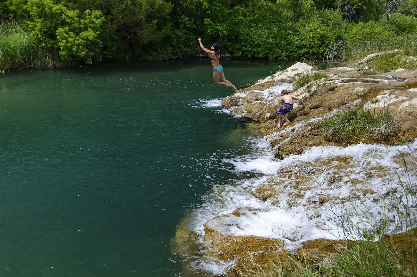 Malerischer Wasserfall in einem deutschen Naturpark lädt zur Erholung ein