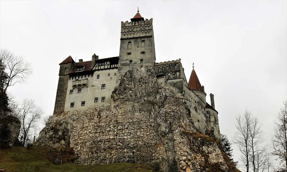 Malerisches Schloss Bran in Rumänien, umgeben von Herbstbäumen, bekannt als Draculas Schloss