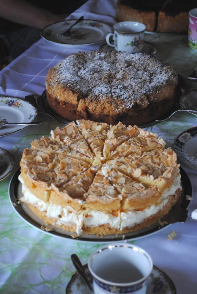 Mandel-Sahne-Torte auf einer festlichen Kuchentafel