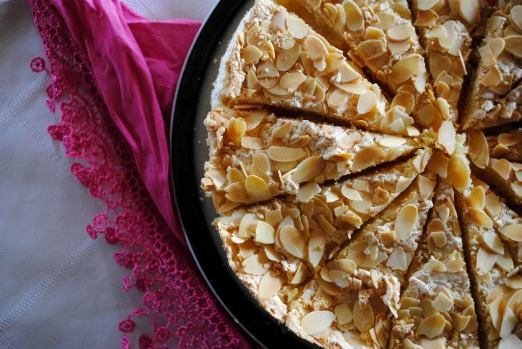 Mandel-Sahne-Torte mit knusprigen Mandelblättchen