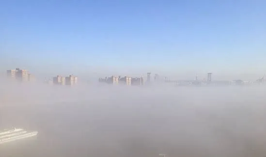 Manhattan im Nebel, gesehen von Red Hook in Brooklyn