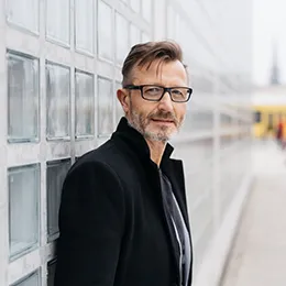 Mann denkt über Investitionsstrategien nach