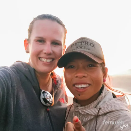 Mann genießt den Sonnenaufgang auf dem Vulkan Mount Batur in Bali