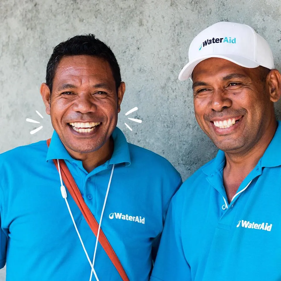 Männer in WaterAid shirts