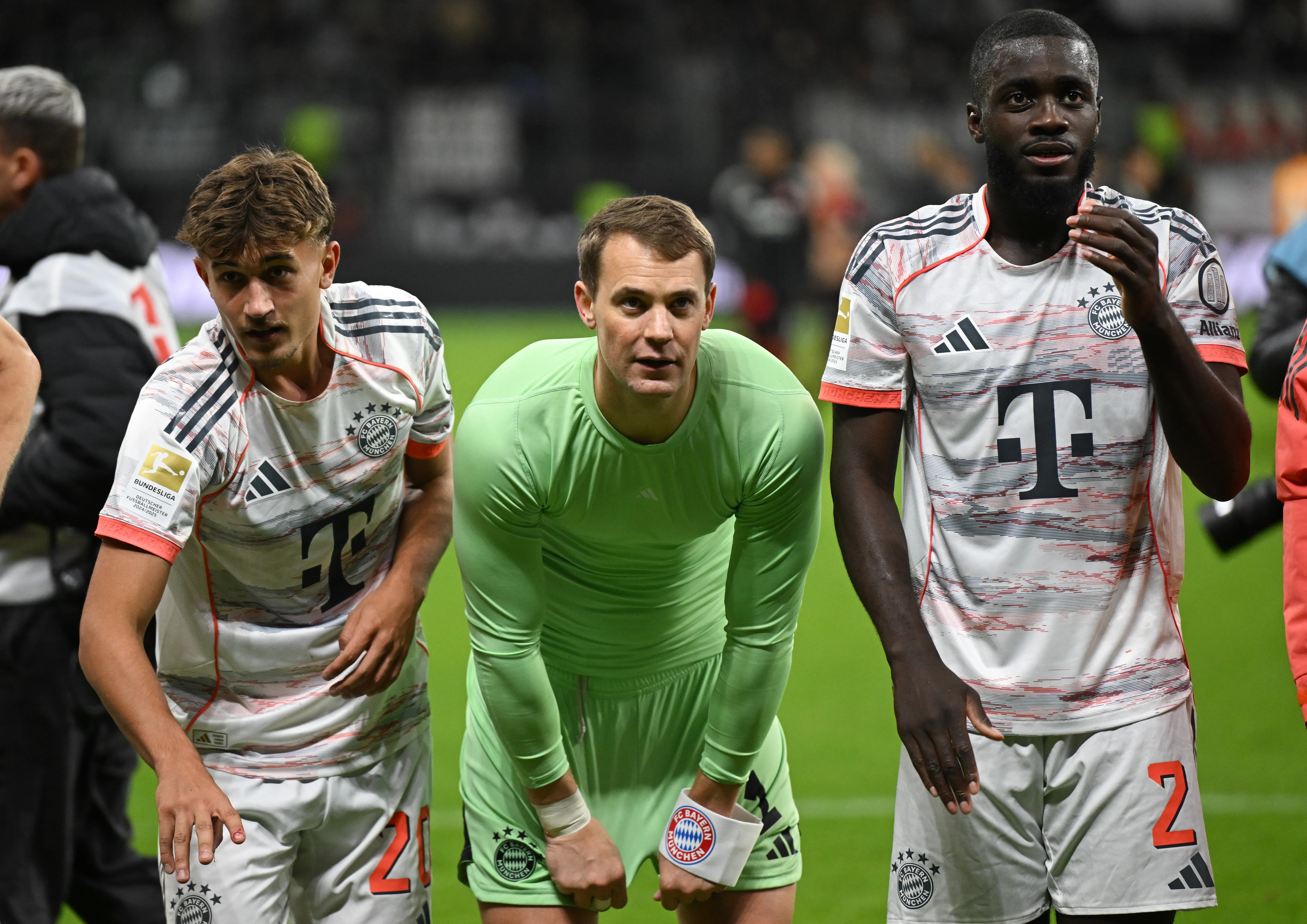 Manuel Neuer, Tom Bischof und Dayot Upamecano des FC Bayern nach dem Sieg gegen Eintracht Frankfurt