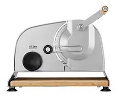 Manueller Allesschneider von ritterwerk mit Holzbrett