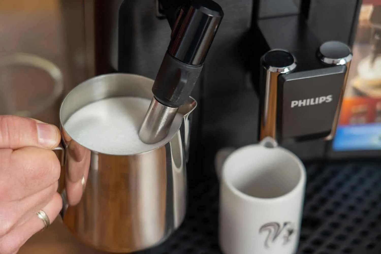 Manuelles Milchaufschäumen am Philips 2200 Kaffeevollautomat für cremigen Milchschaum