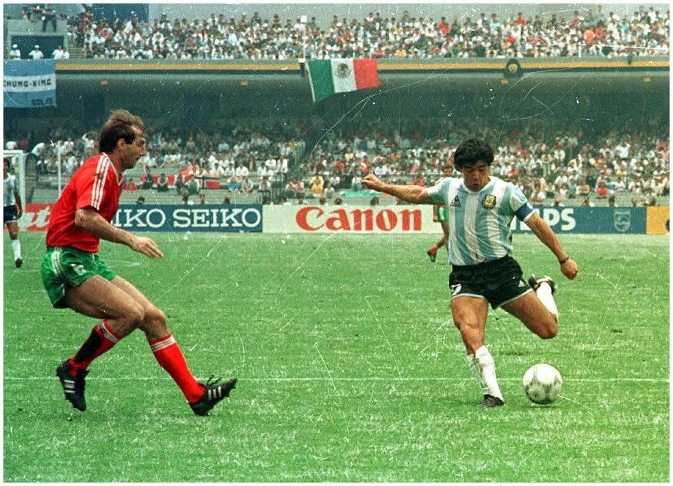 Maradona jubelt nach seinem Tor gegen Italien bei der WM 1986