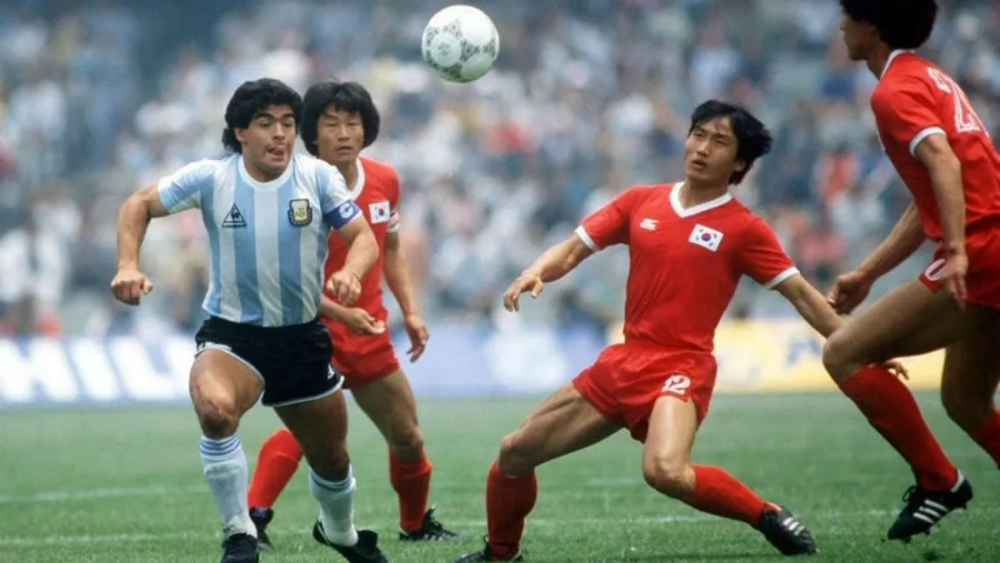 Maradona wird von südkoreanischen Spielern gefoult bei der WM 1986