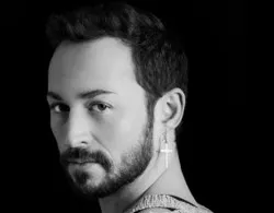 Marcel Ostertag, Modedesigner, teilt seine Erfahrung mit der Adoption von Tierheimhunden.