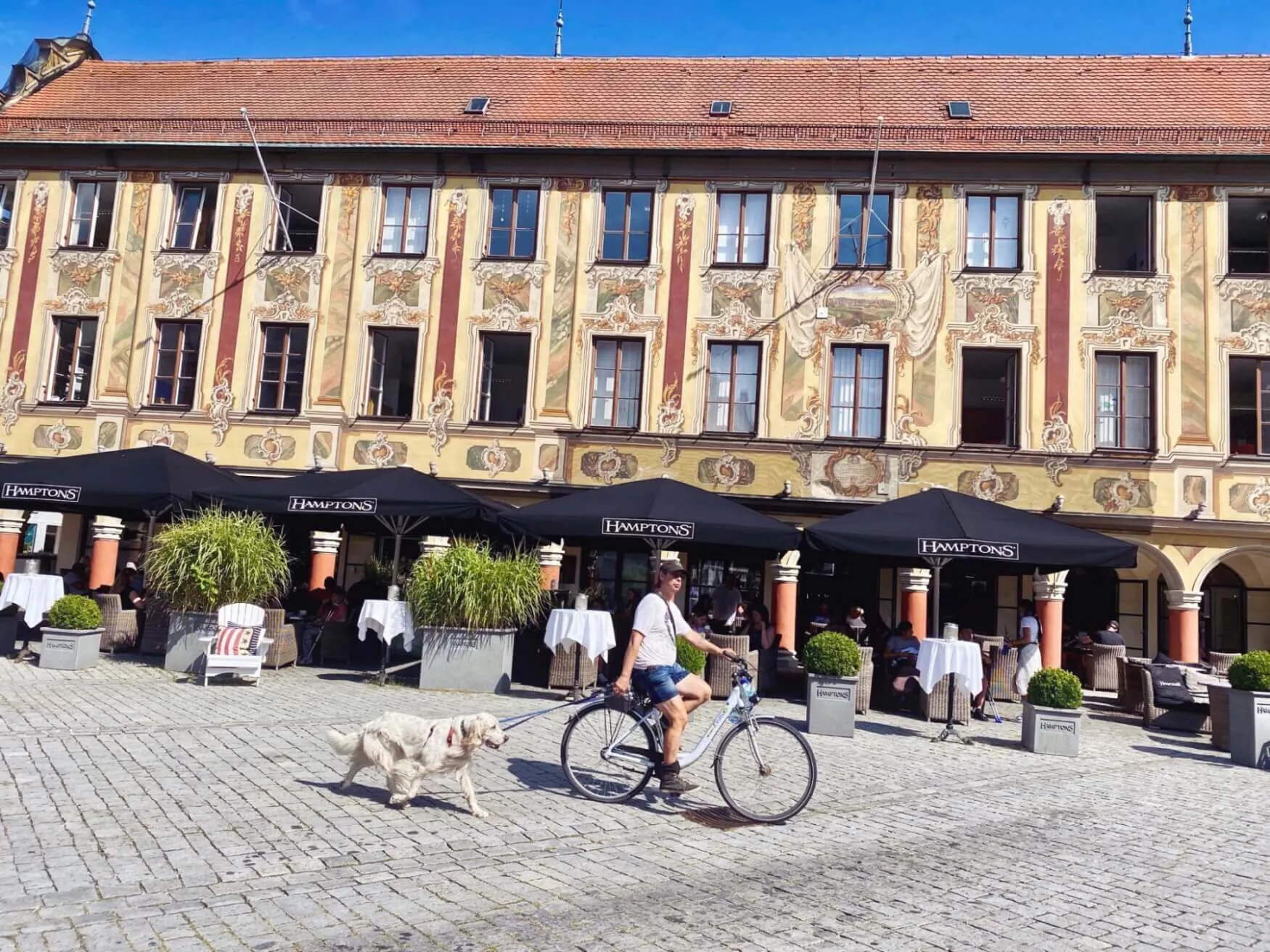 Marktplatz Memmingen: Das historische Steuerhaus, ein architektonisches Highlight der Stadt