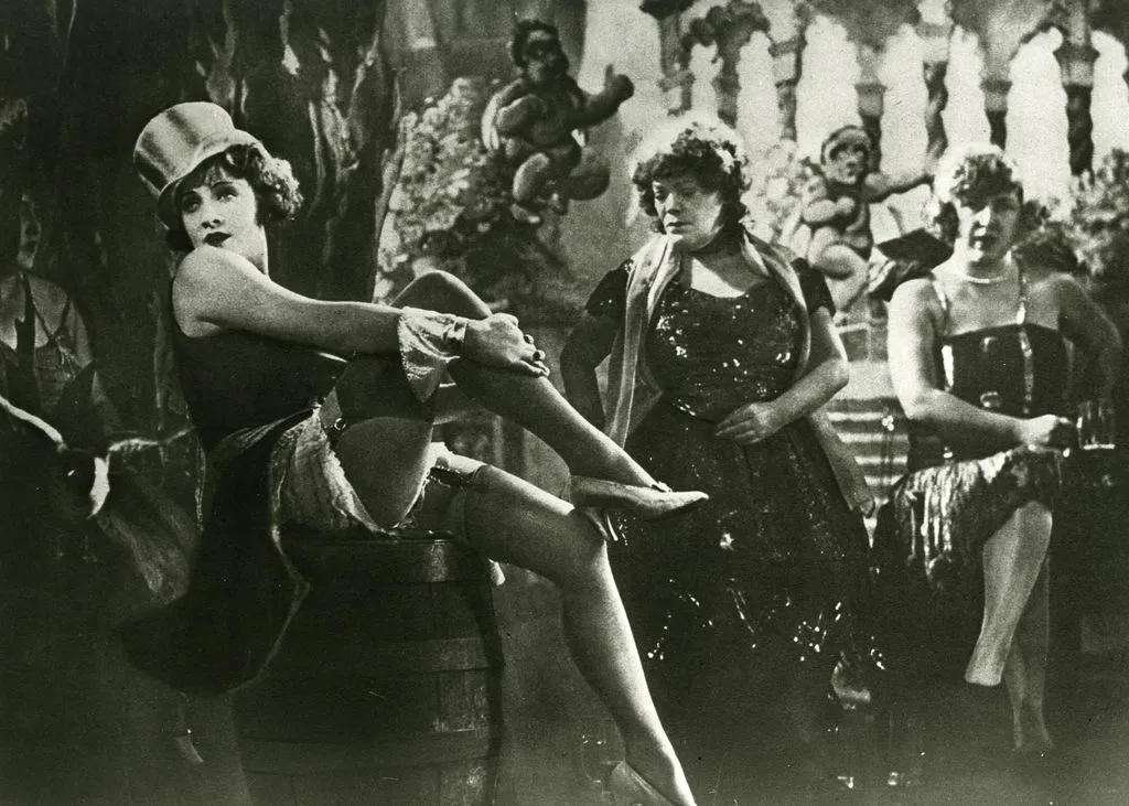 Marlene Dietrich als Lola Lola in Der blaue Engel, ein Filmklassiker der Weimarer Republik, der die moderne Frau symbolisiert