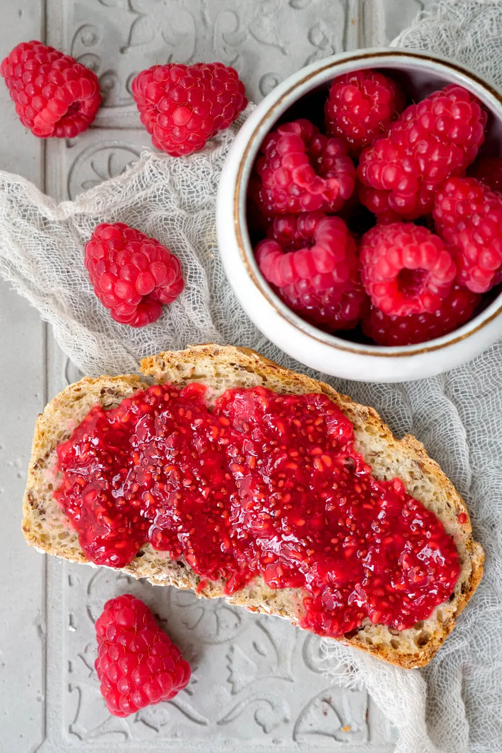 Marmelade aus Himbeeren und Chiasamen ohne Zucker auf frisch gebackenem Brot