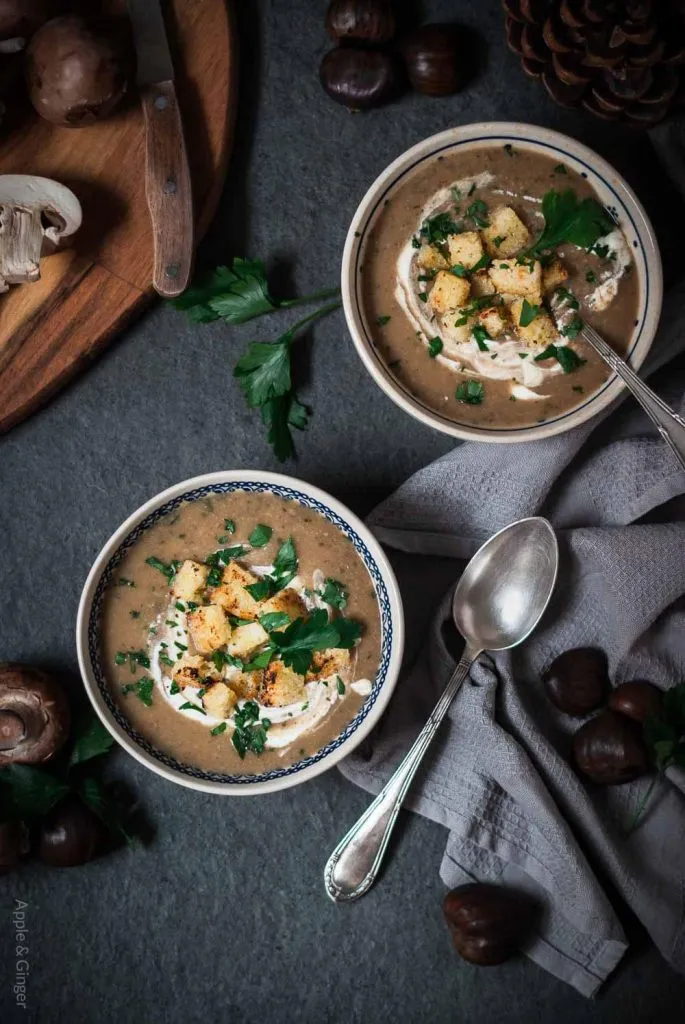 Maronen-Cremesuppe als festliche Weihnachtsmenü-Vorspeise in einer eleganten Schale