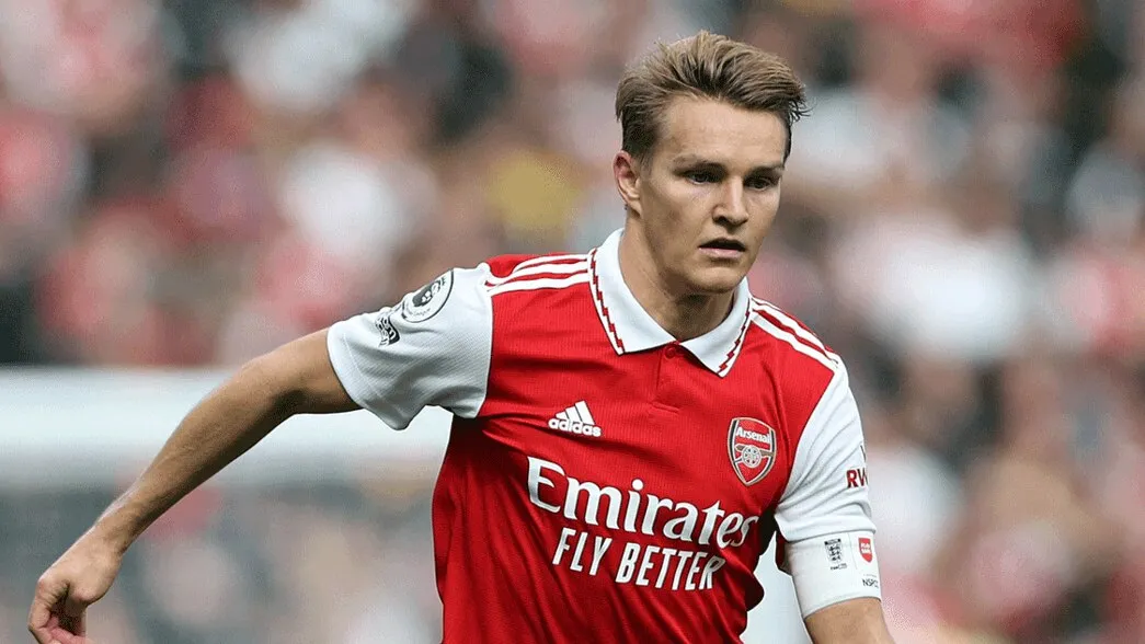 Martin Ødegaard im Spiel für Arsenal gegen Tottenham Hotspur, dribbelnd am Ball