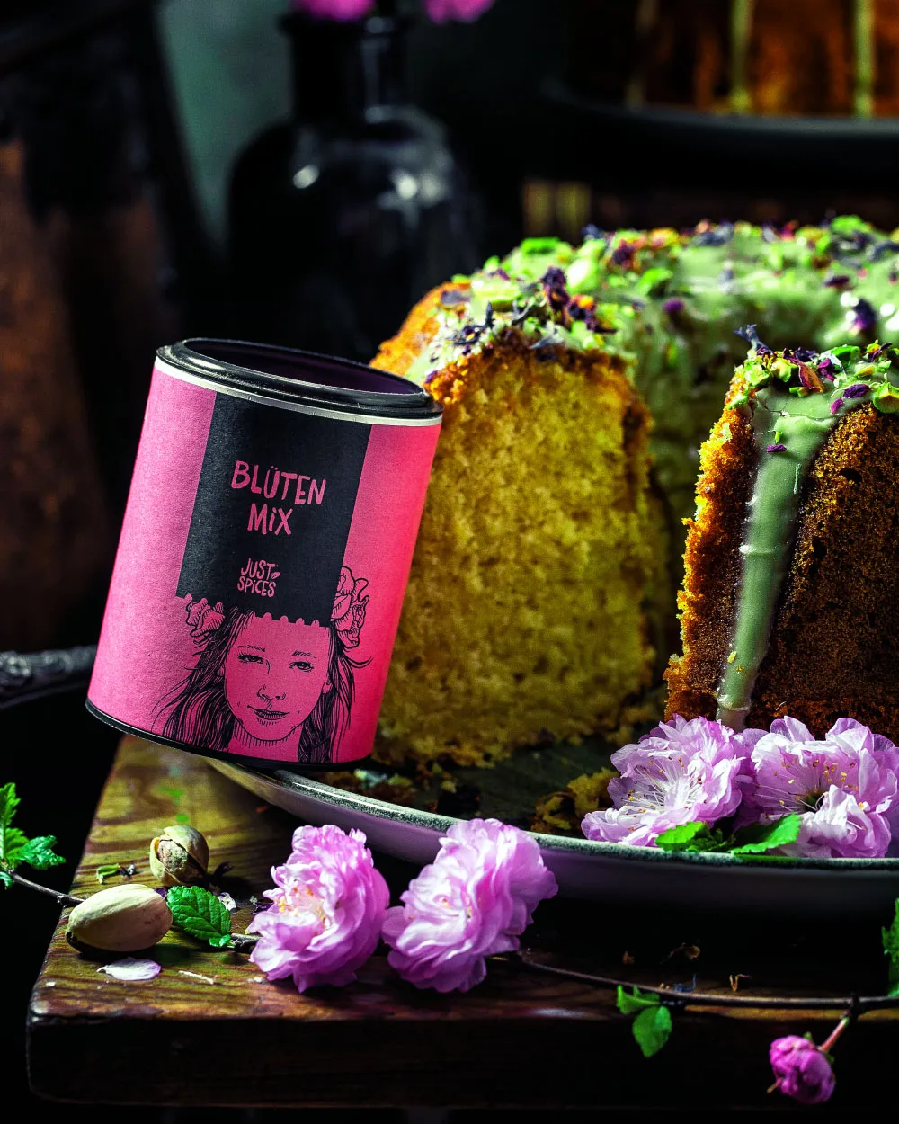 Marzipan Geburtstagskuchen, verziert mit gehackten Pistazien und zarten essbaren Blüten