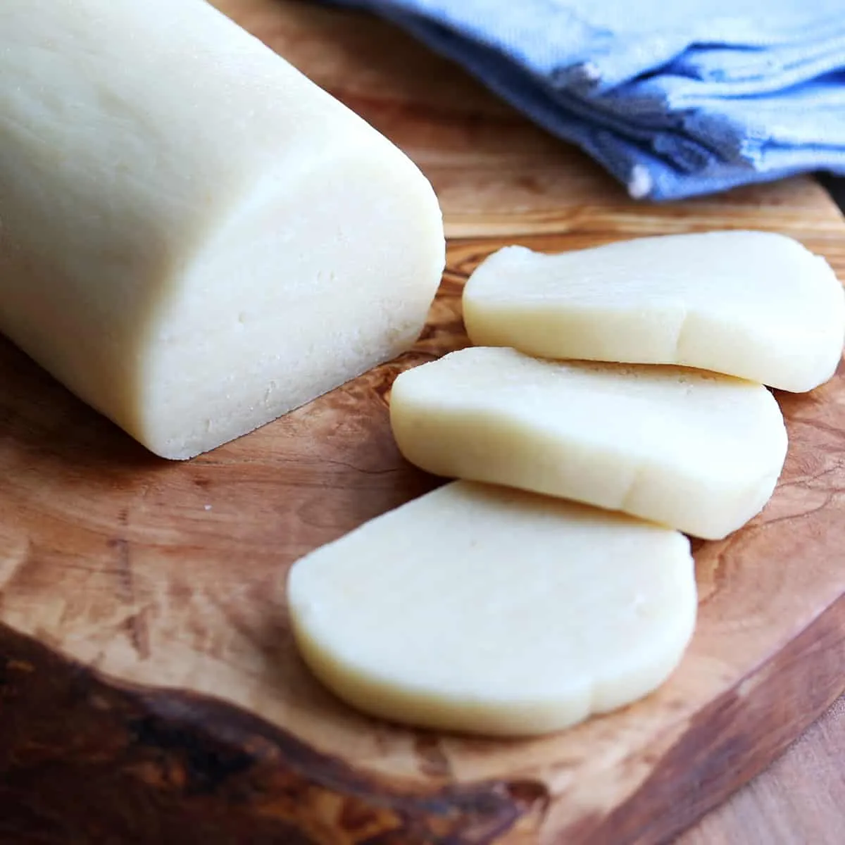 Marzipanrohmasse aus Mandeln und Zucker, geformt und mit Rosenwasser verfeinert, als Basis für Gebäck.