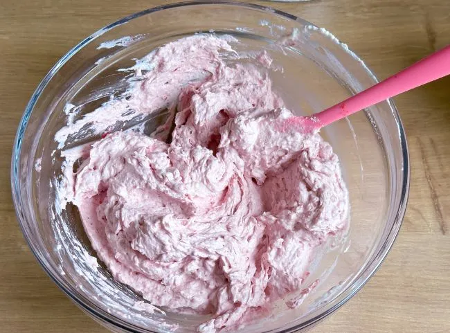 Mascarpone wird unter die fruchtige Creme für die zuckerfreie Baby-Geburtstagstorte gerührt